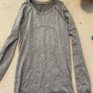 lulu grey swiftly tech long sleeve size 6